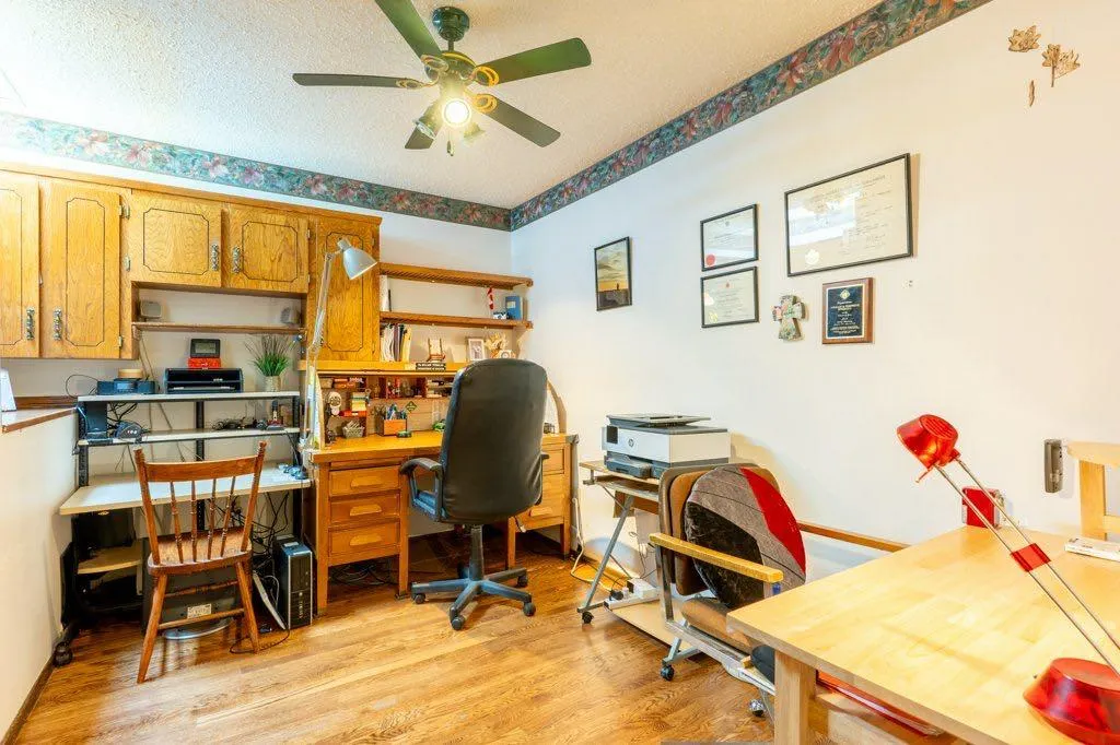 17 Iris Court SE