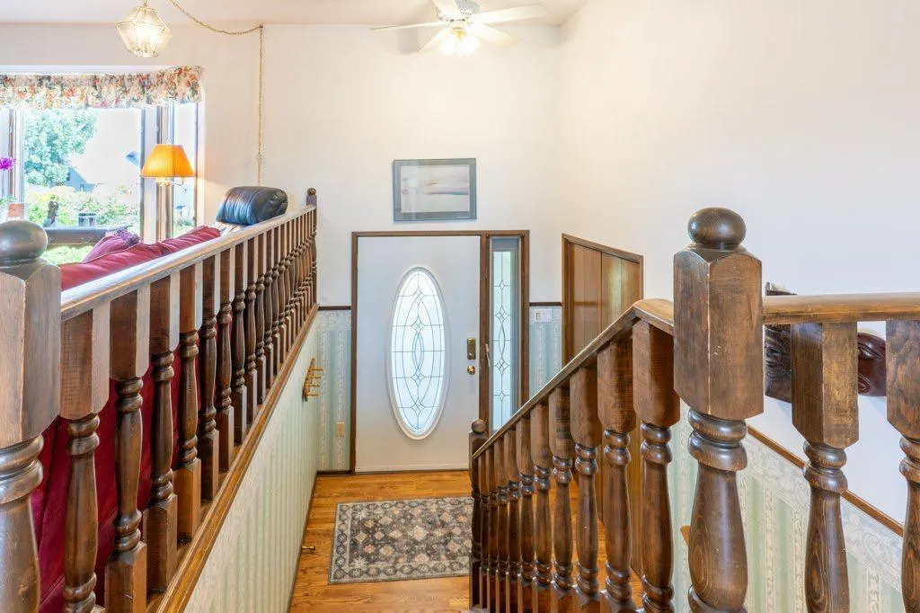 17 Iris Court SE