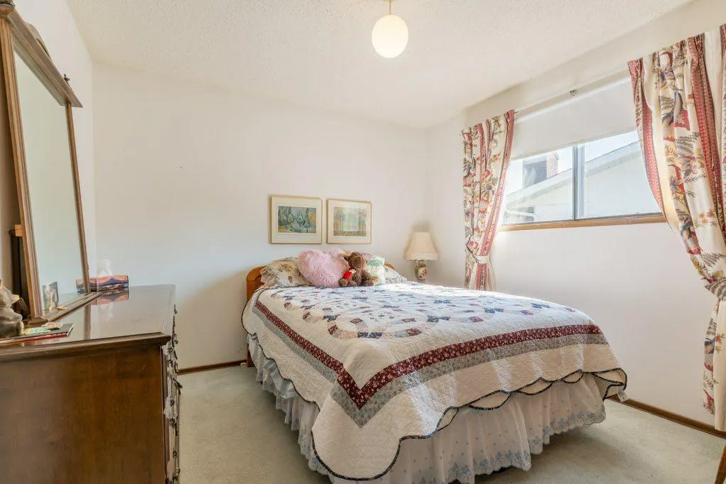 17 Iris Court SE