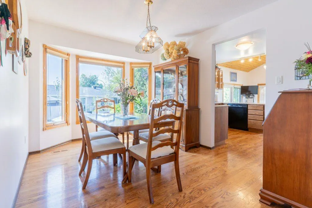 17 Iris Court SE