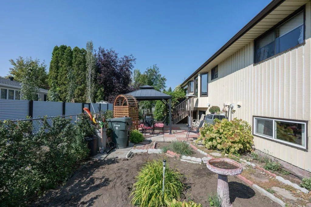 17 Iris Court SE