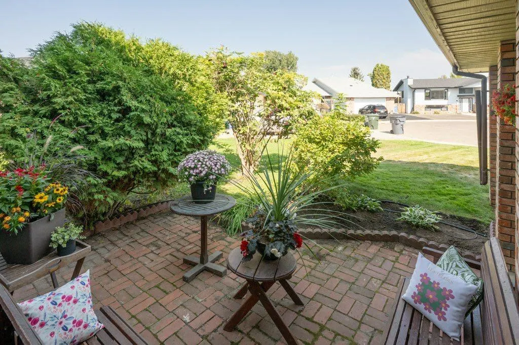 17 Iris Court SE
