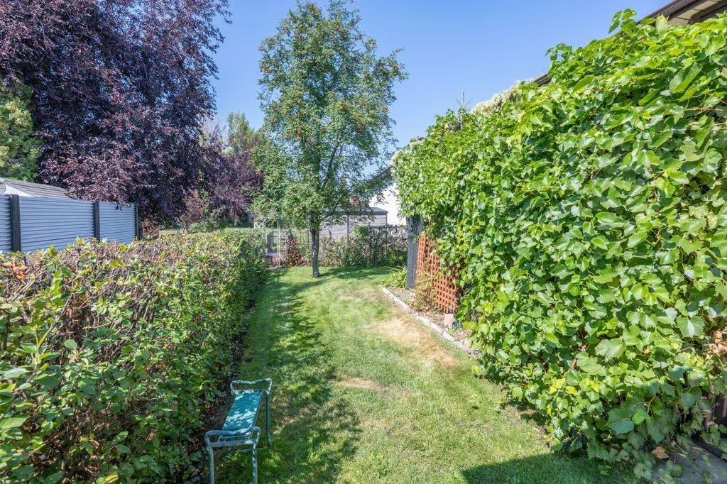 17 Iris Court SE
