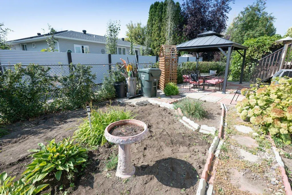 17 Iris Court SE