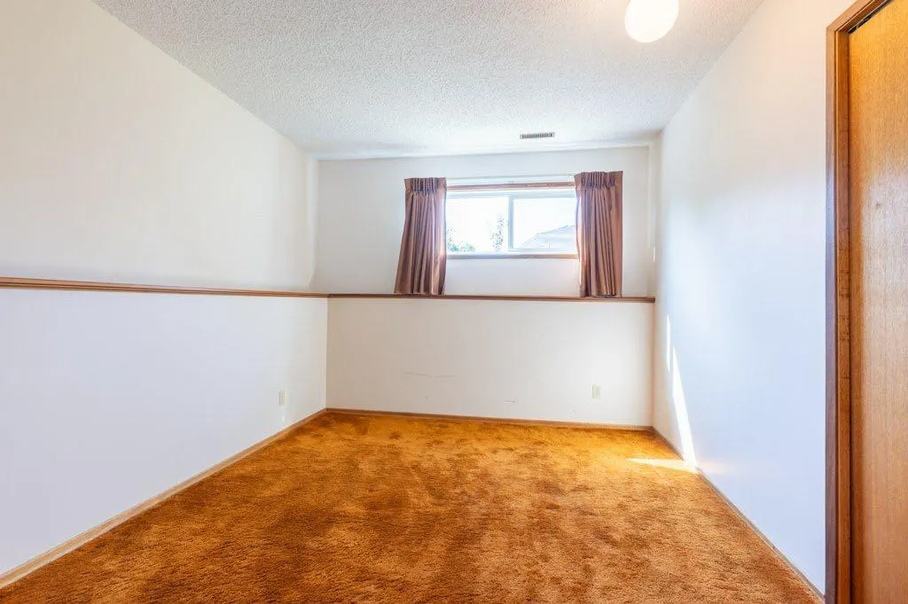 17 Iris Court SE