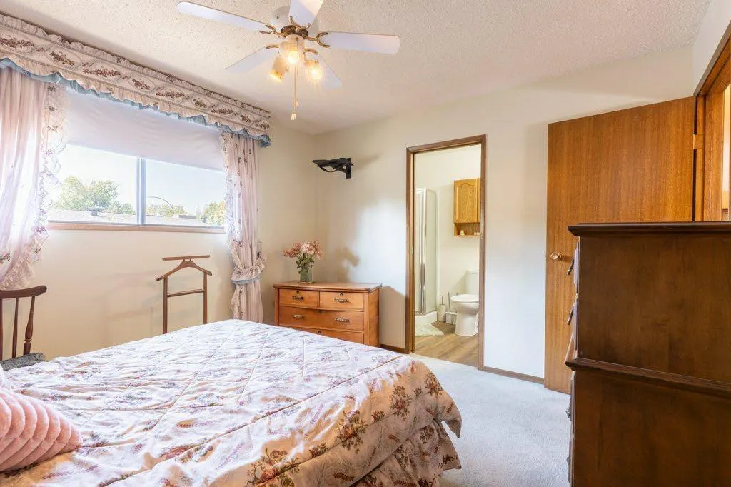 17 Iris Court SE