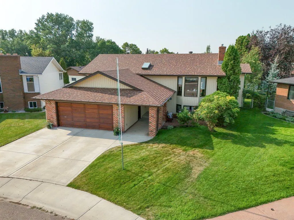 17 Iris Court SE
