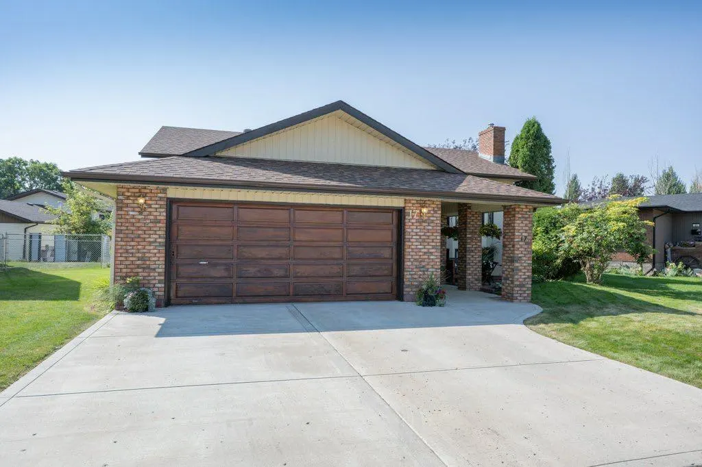 17 Iris Court SE