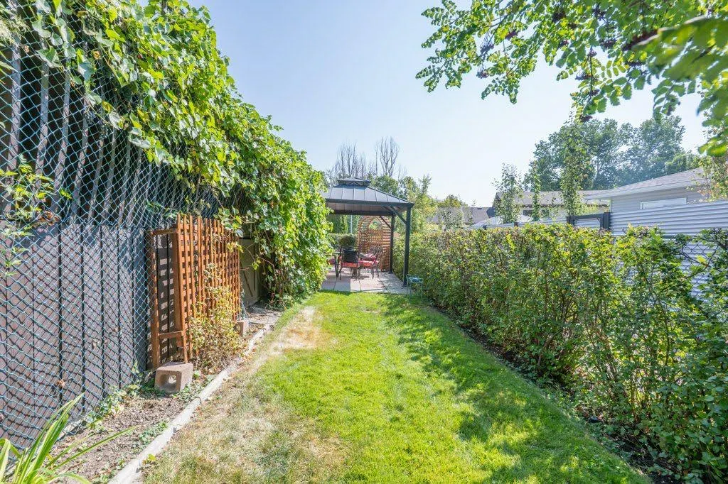 17 Iris Court SE