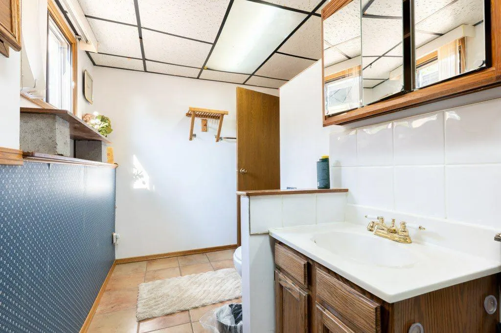 17 Iris Court SE