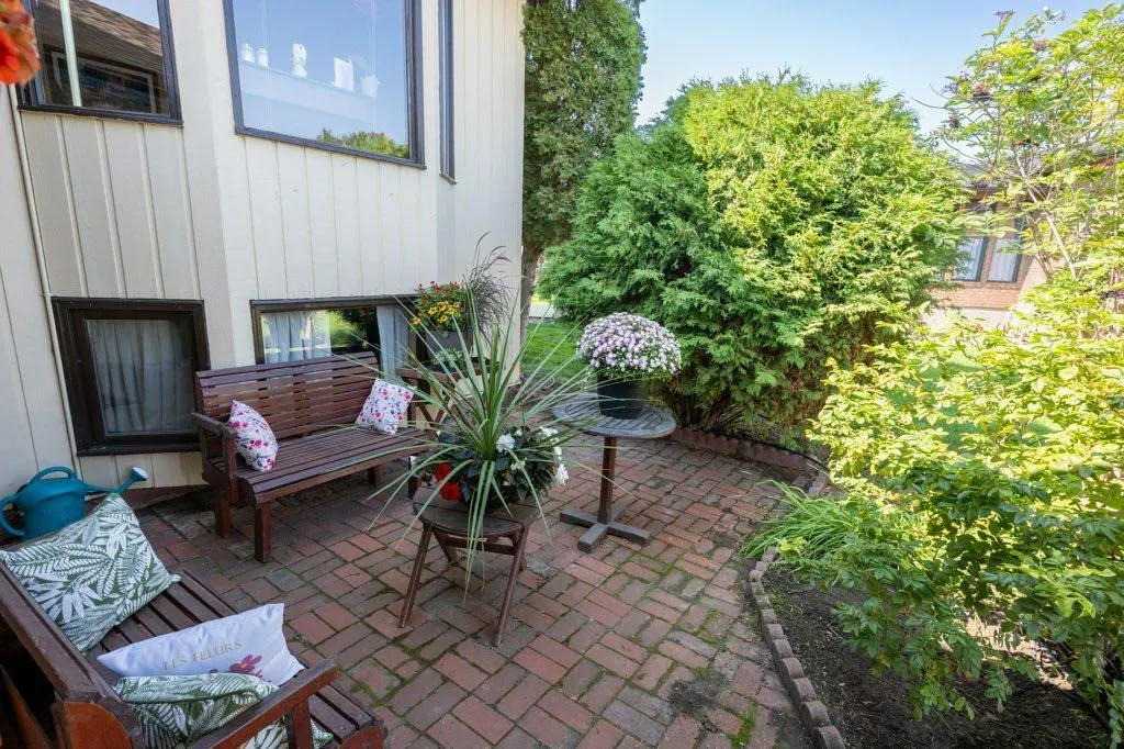 17 Iris Court SE