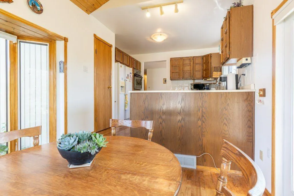 17 Iris Court SE