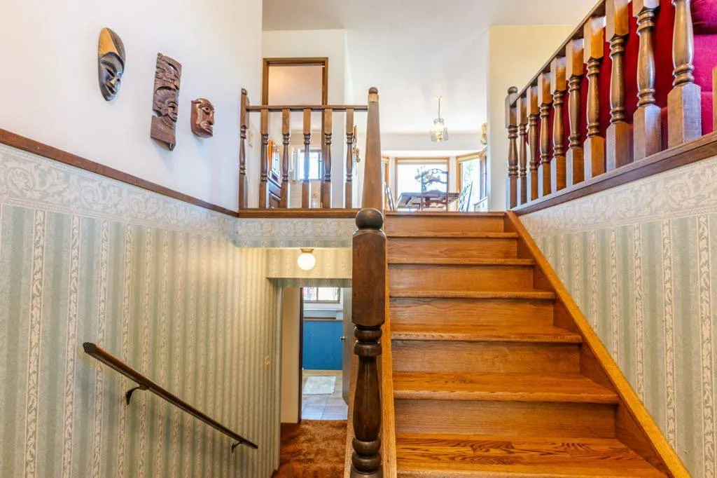 17 Iris Court SE