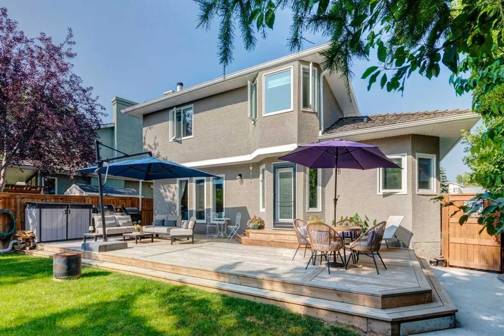 240 Woodbriar Place SW