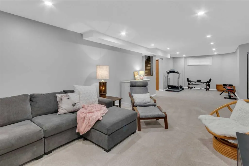 240 Woodbriar Place SW
