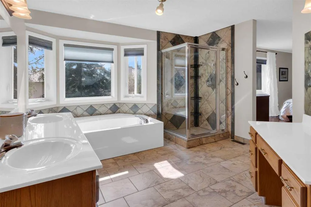 240 Woodbriar Place SW