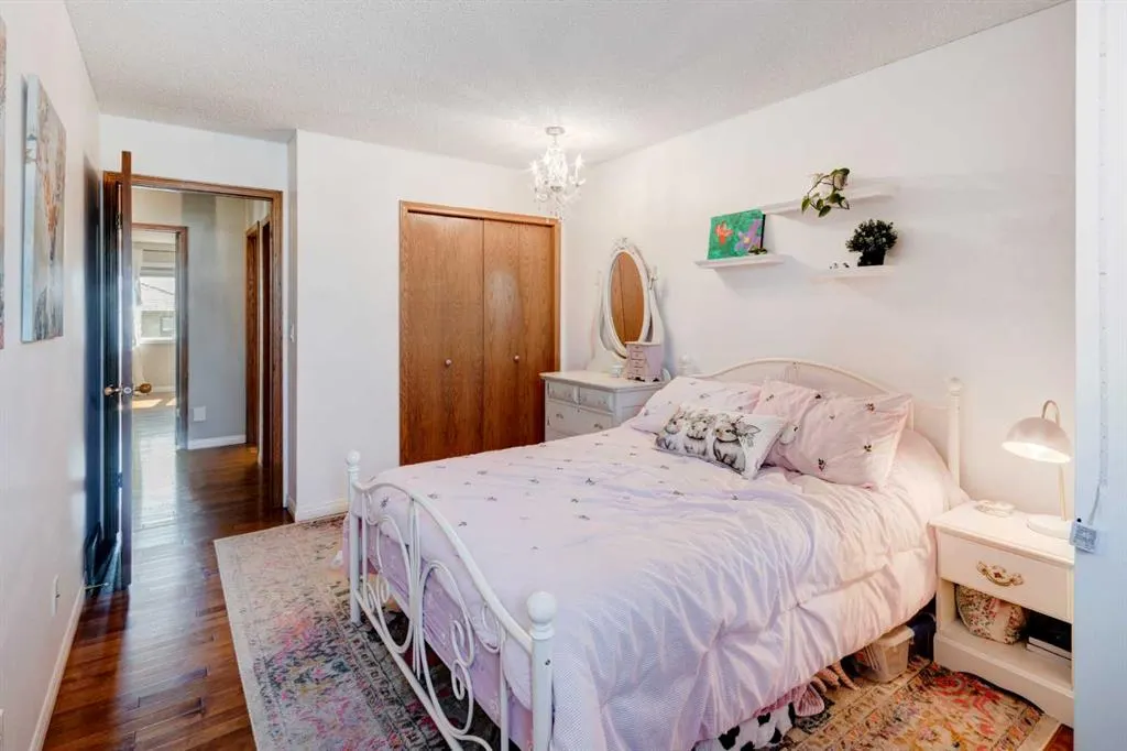 240 Woodbriar Place SW