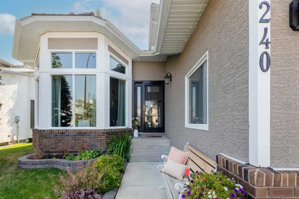 240 Woodbriar Place SW