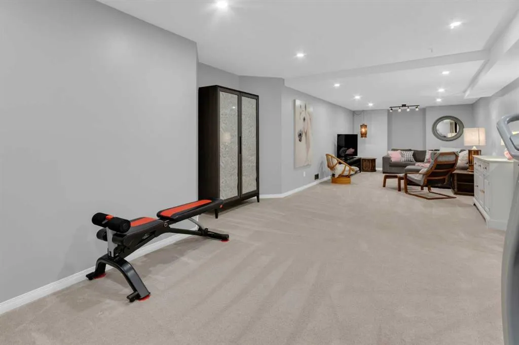 240 Woodbriar Place SW