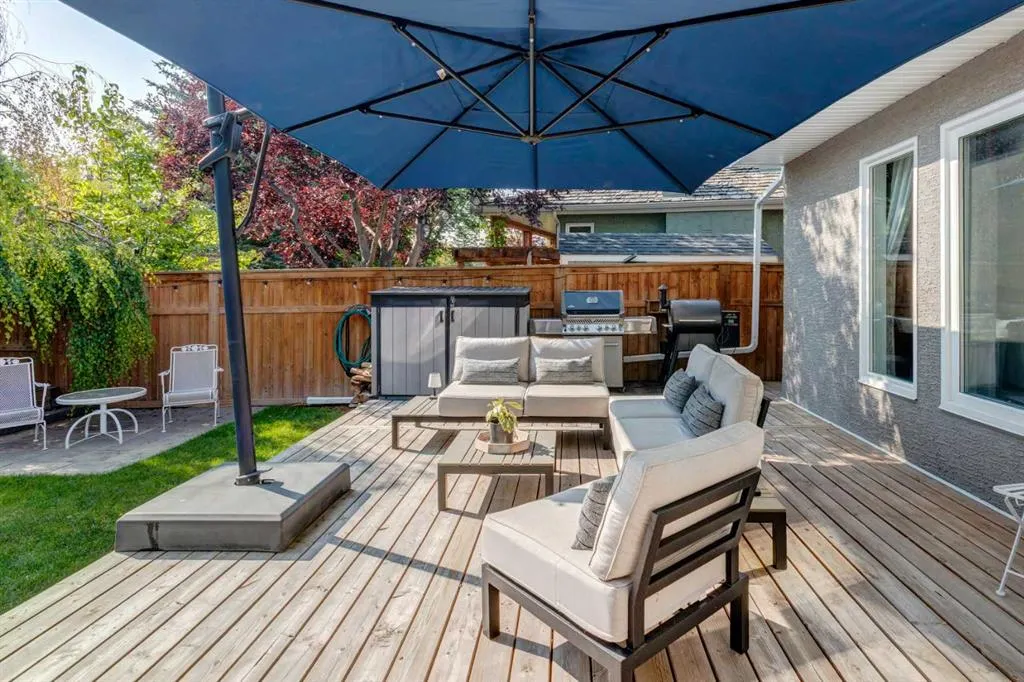 240 Woodbriar Place SW