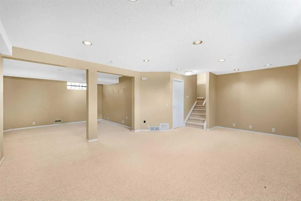 1042 Harvest Hills Drive NE
