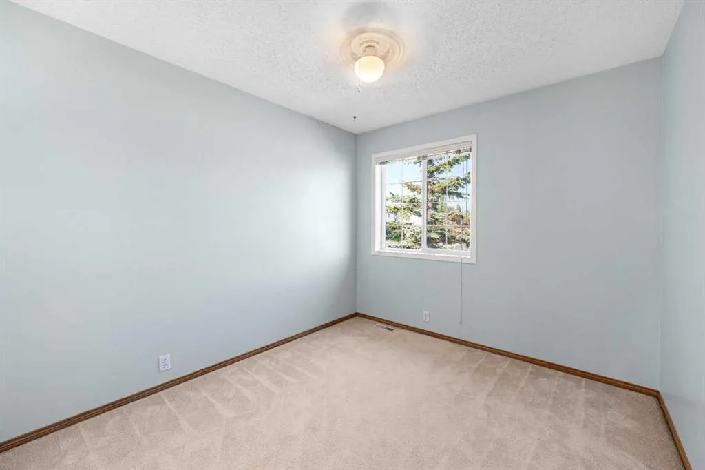 1042 Harvest Hills Drive NE