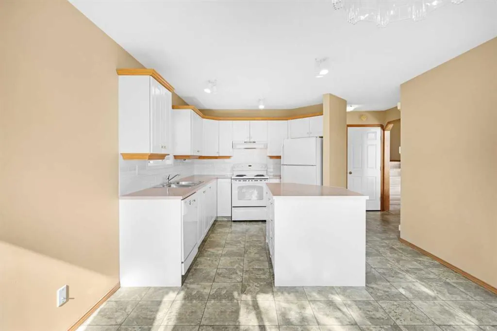 1042 Harvest Hills Drive NE