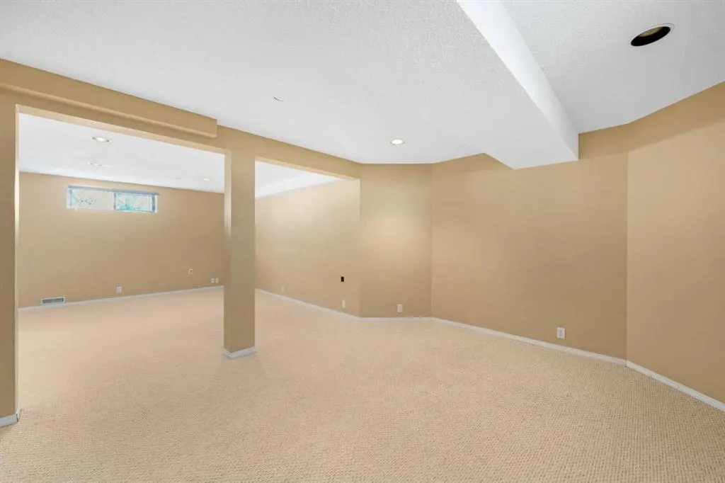 1042 Harvest Hills Drive NE
