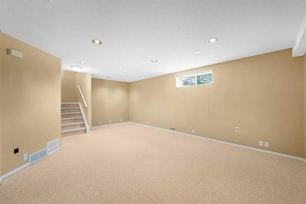 1042 Harvest Hills Drive NE