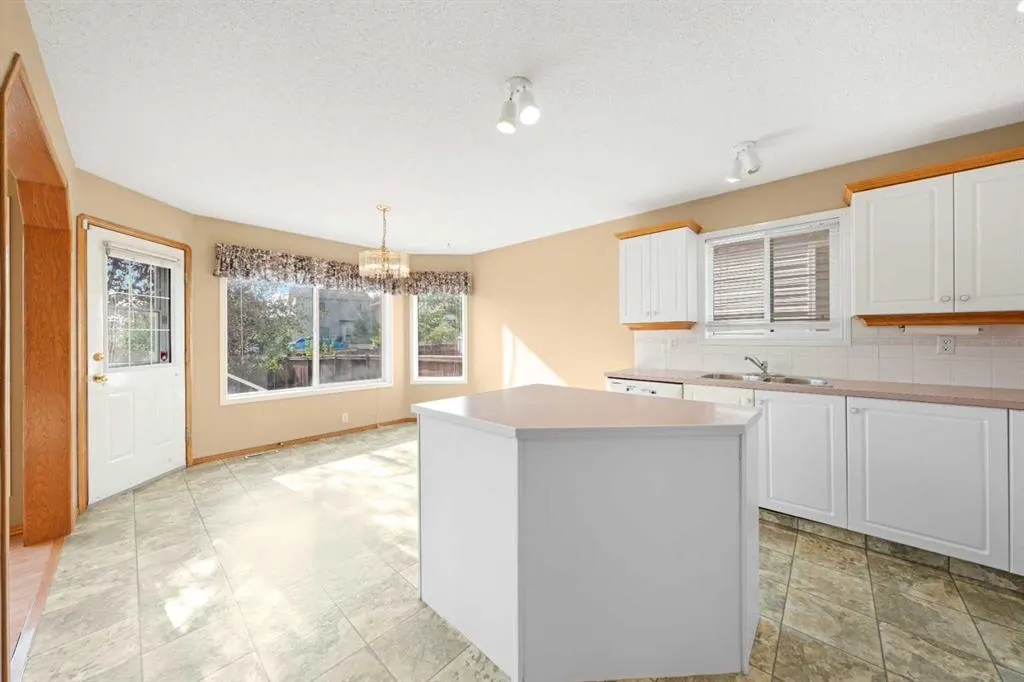 1042 Harvest Hills Drive NE