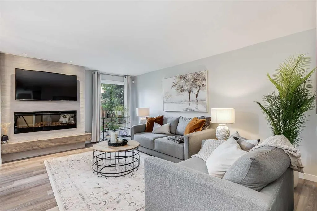 24 Coachway Green SW