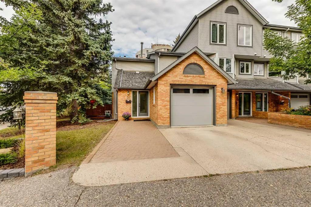 24 Coachway Green SW
