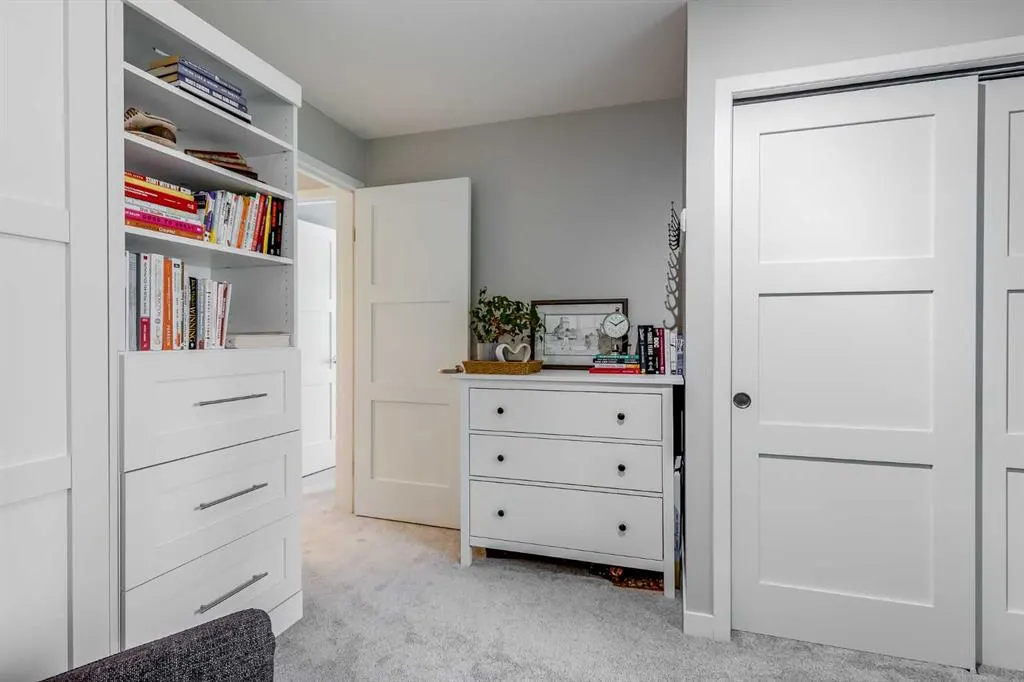 24 Coachway Green SW