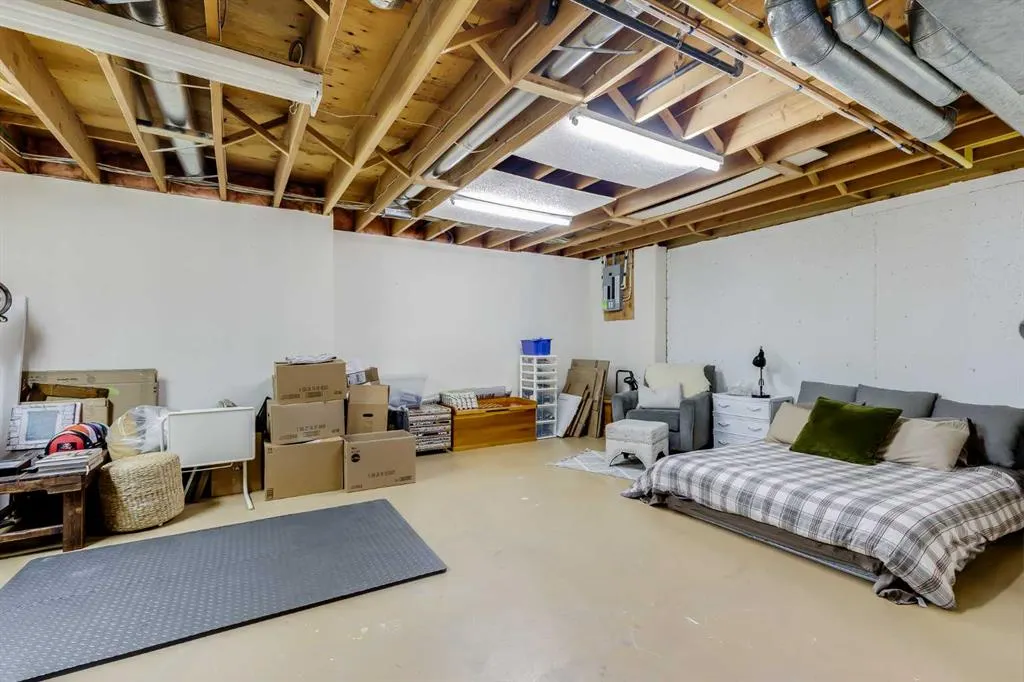24 Coachway Green SW