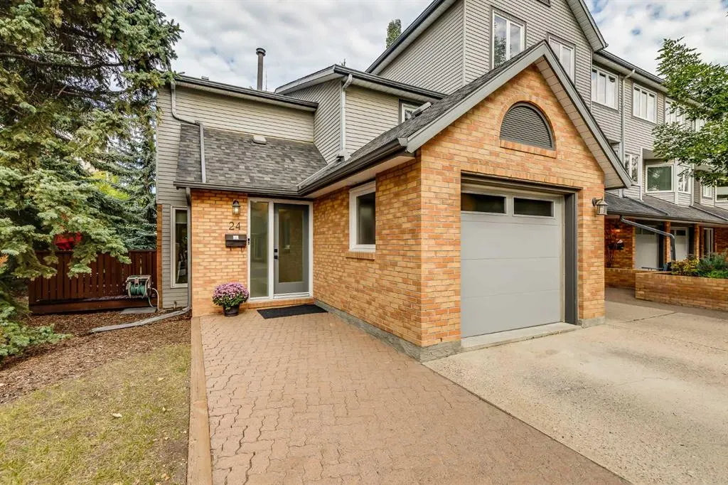 24 Coachway Green SW