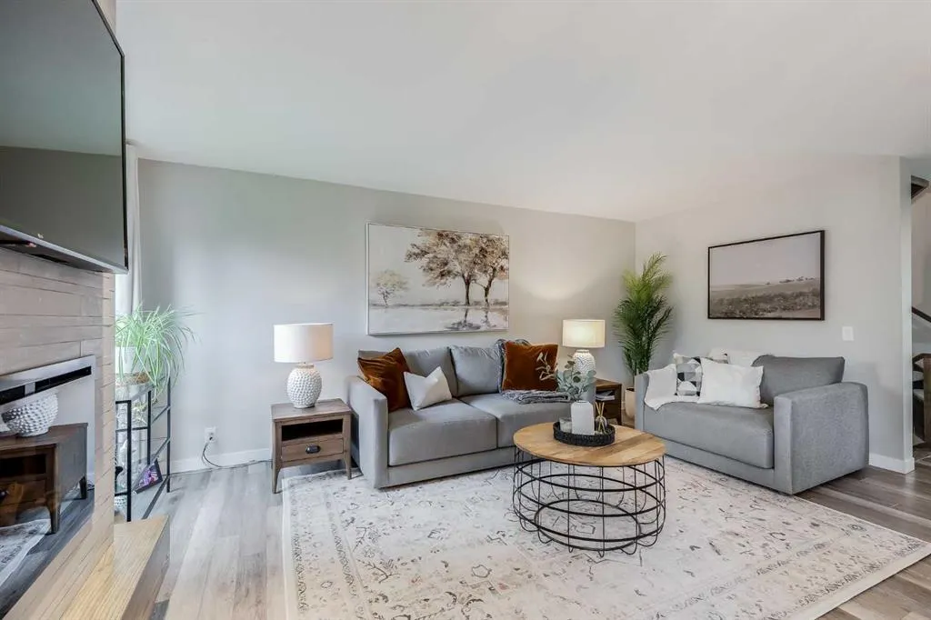 24 Coachway Green SW