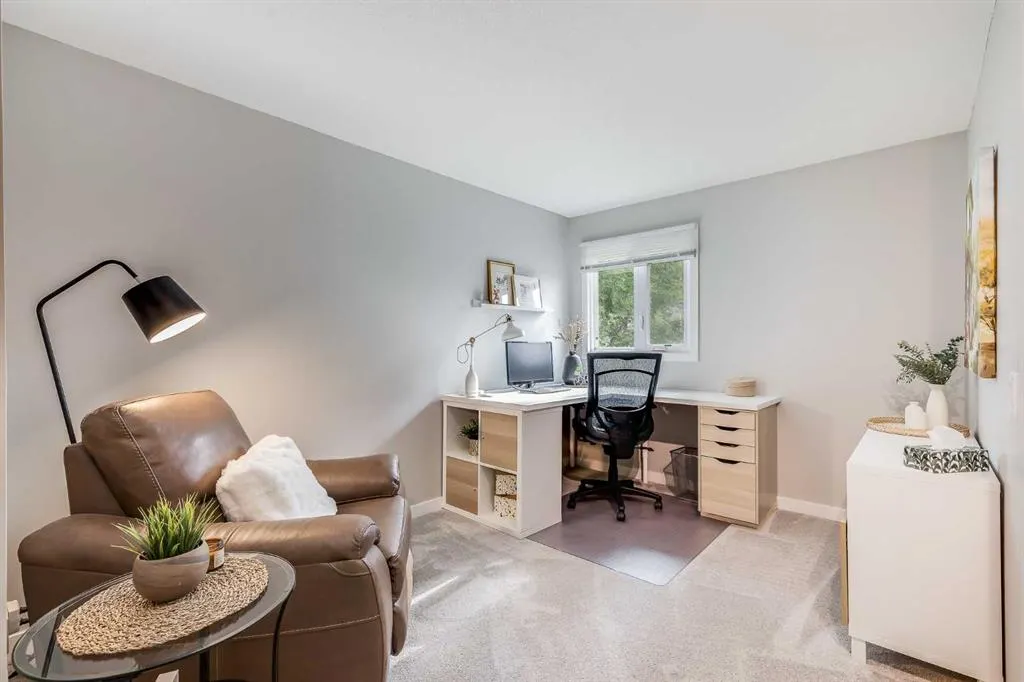 24 Coachway Green SW