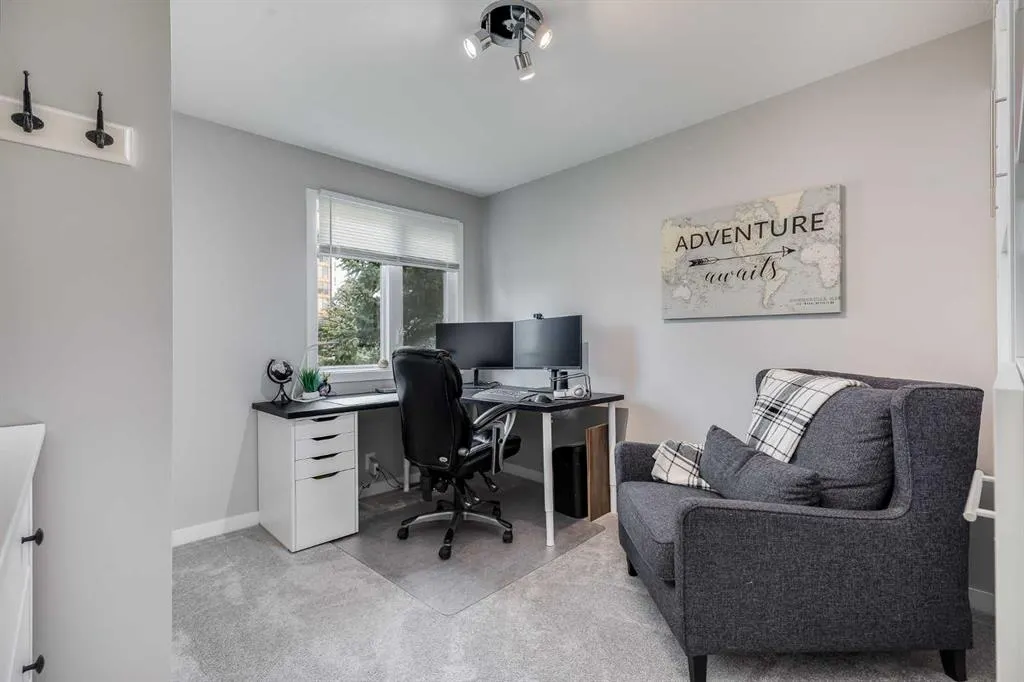 24 Coachway Green SW