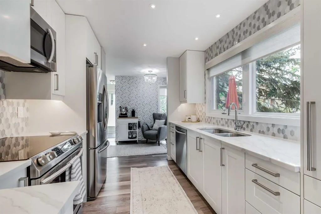 24 Coachway Green SW