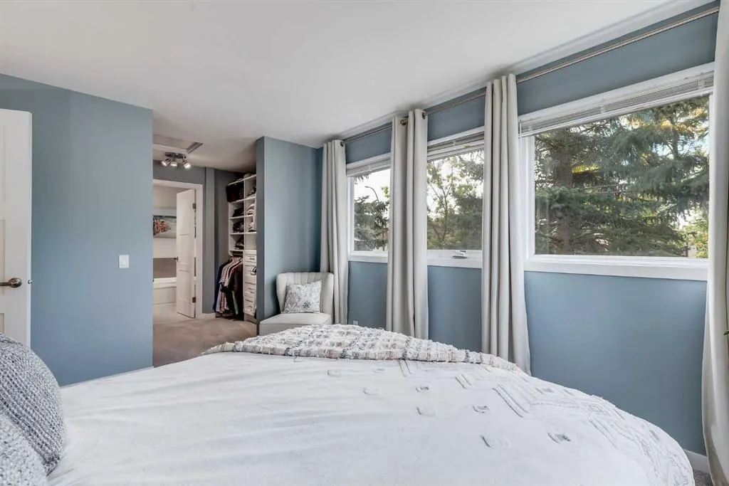 24 Coachway Green SW