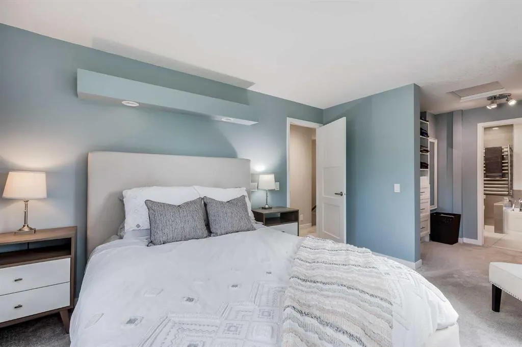 24 Coachway Green SW