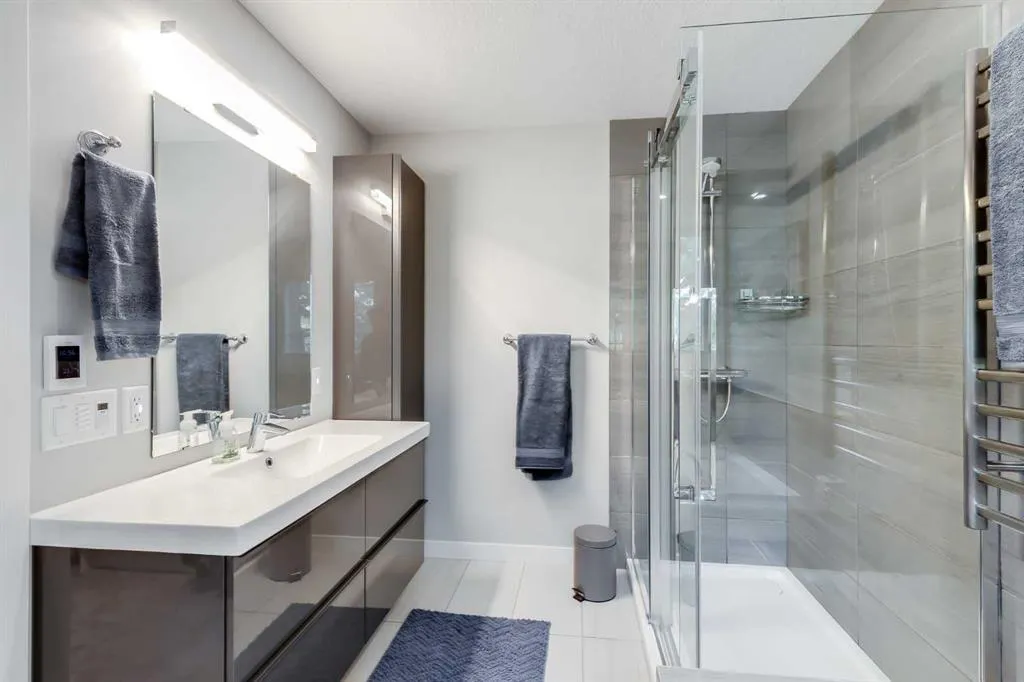 24 Coachway Green SW