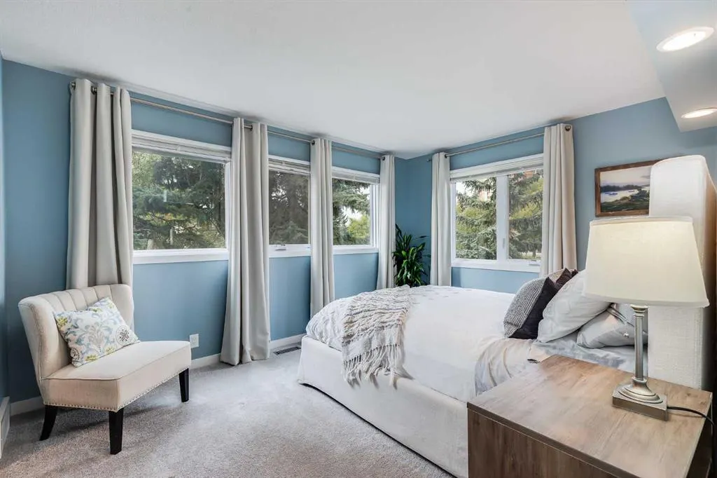 24 Coachway Green SW
