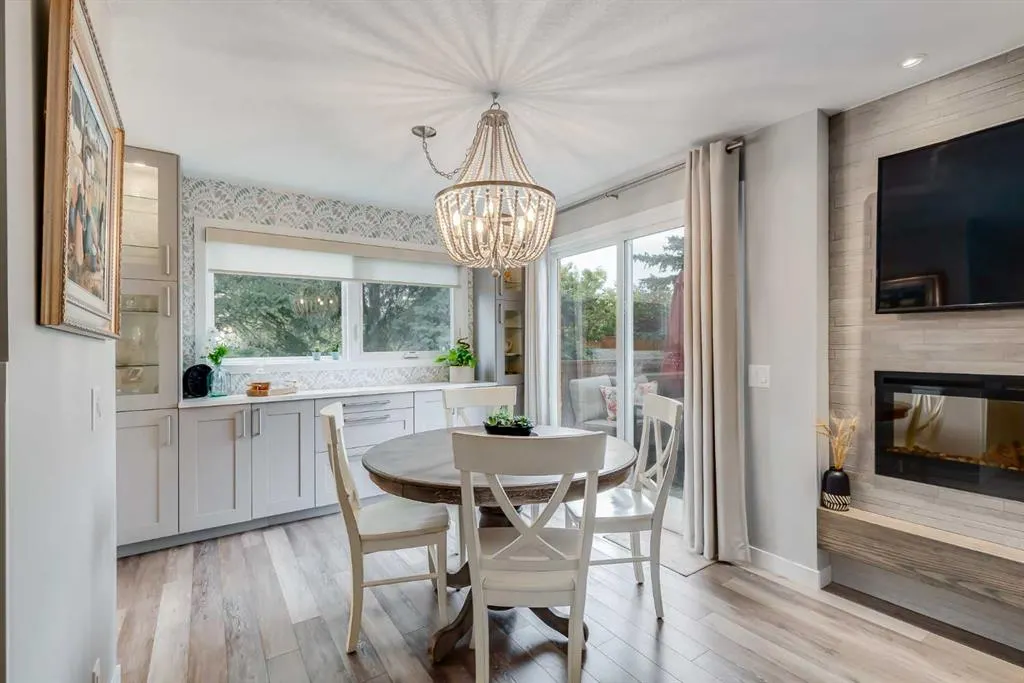 24 Coachway Green SW