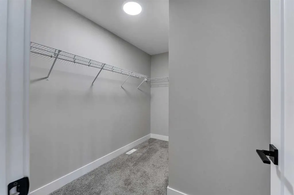 1209 Chinook Gate Bay SW