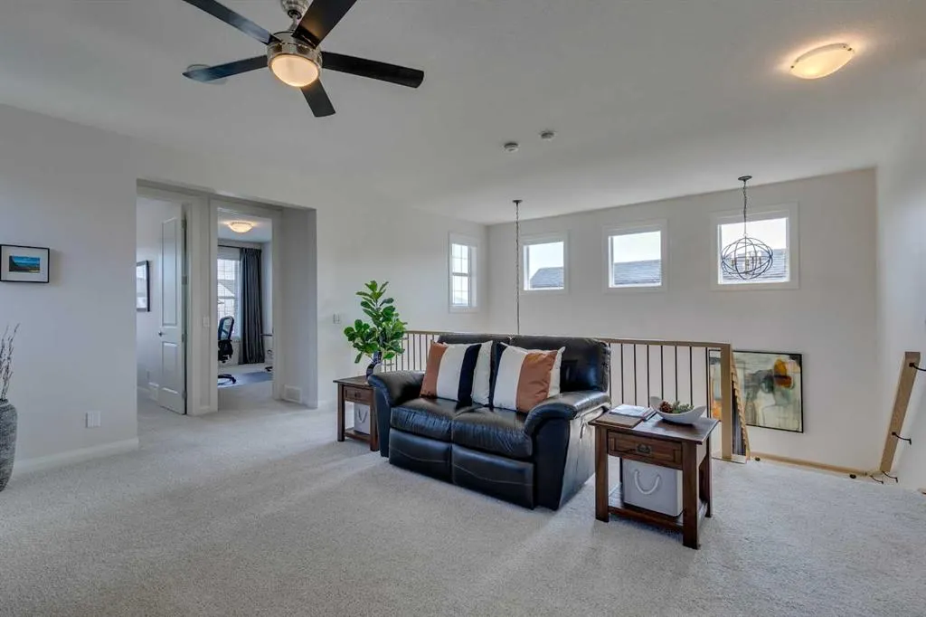 64 Crestbrook View SW