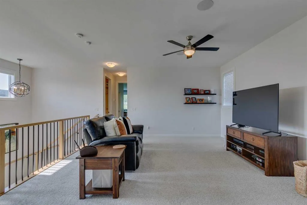 64 Crestbrook View SW