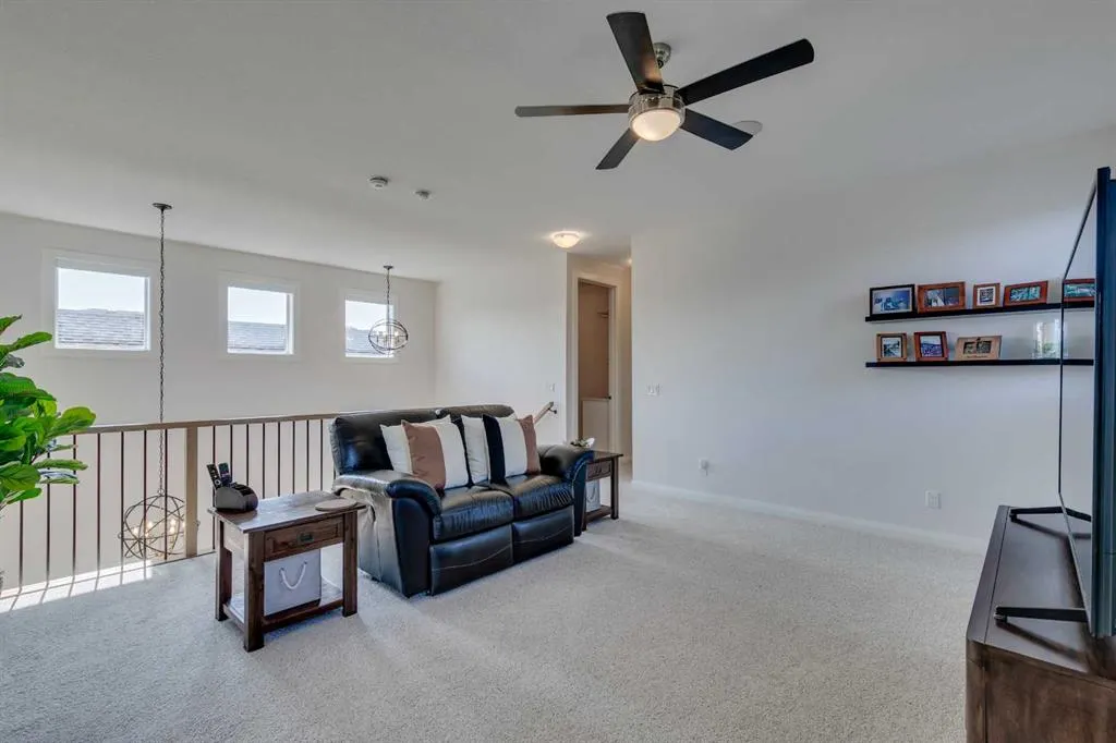 64 Crestbrook View SW