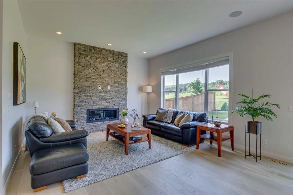 64 Crestbrook View SW
