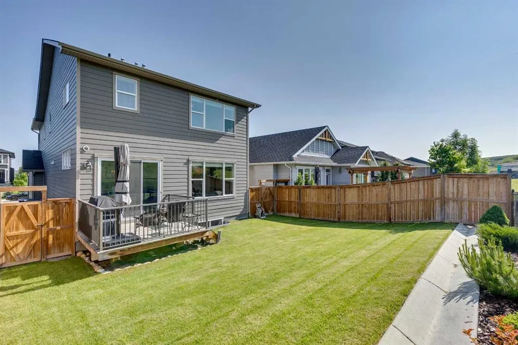 64 Crestbrook View SW